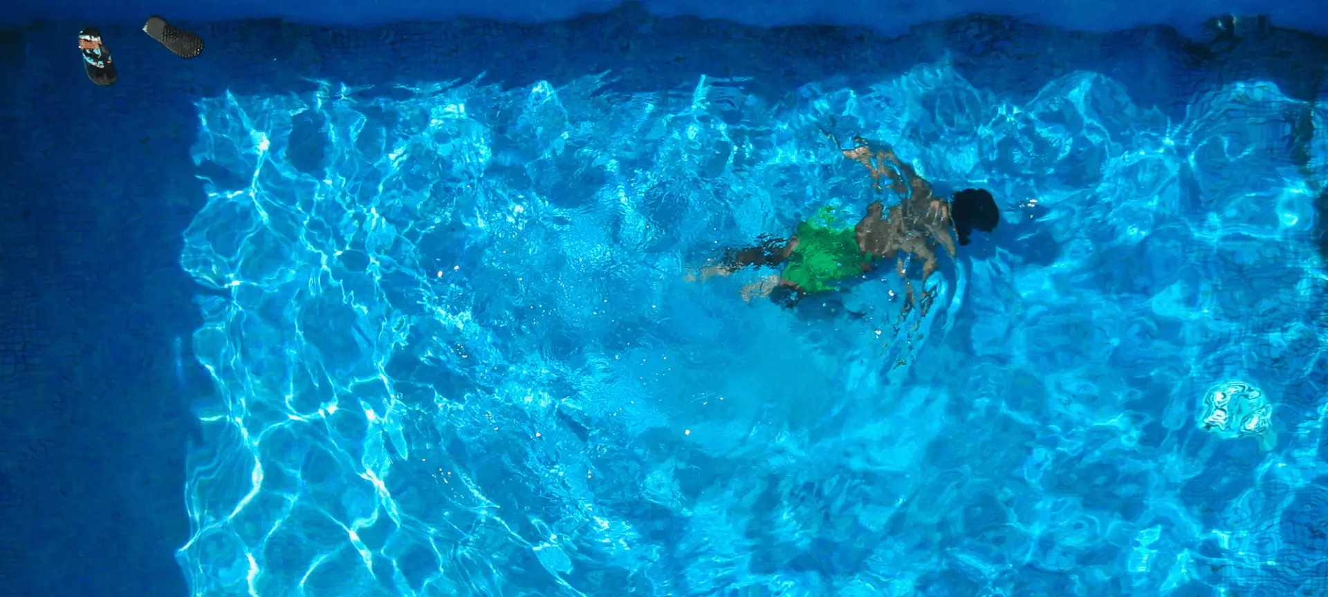 Guy swimming underwater in ReadyPool container pool